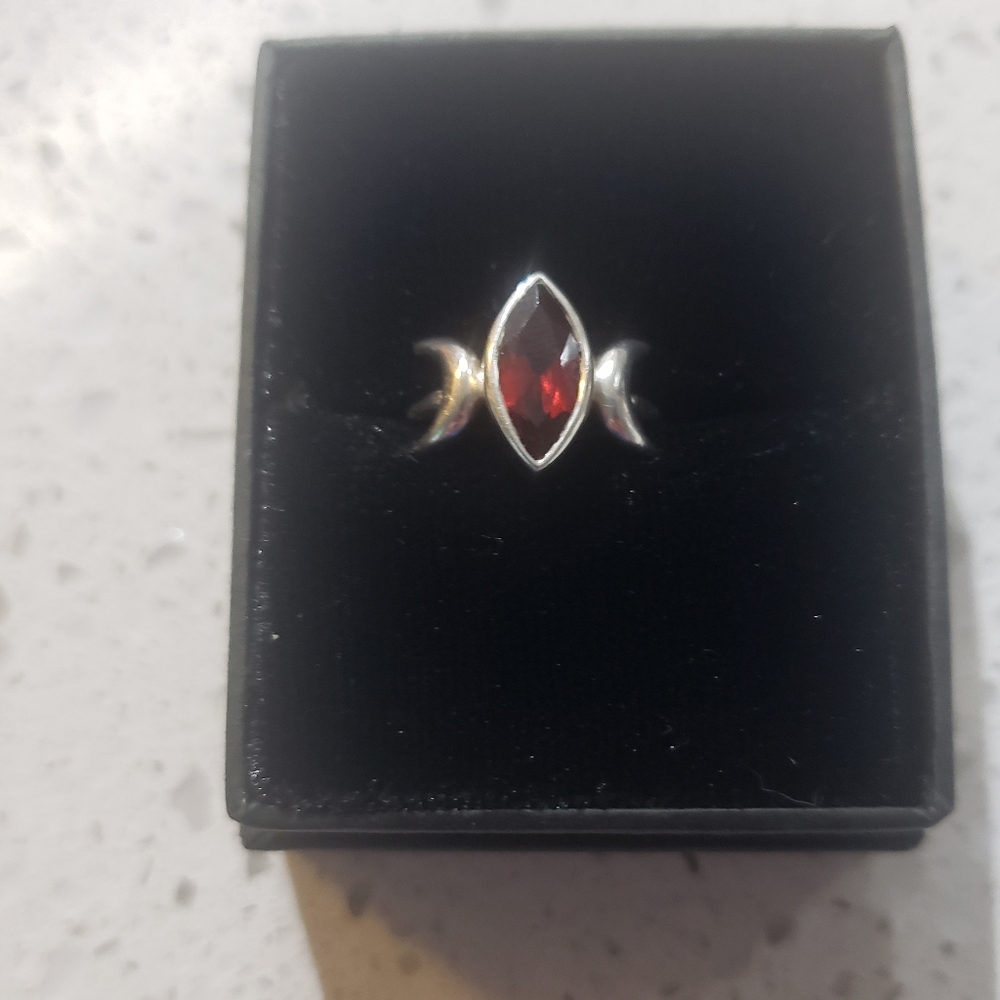 Silver Ring with Garnet Gemstone & Cresent Moon Design -Size 7